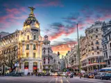 Amanecer en Madrid mostrando la calle Gran V&iacute;a en edificios emblem&aacute;ticos en el centro de la capital.
