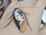 'La joven de la perla' sobre una cucaracha muerta.