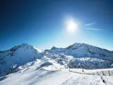 Montañas nevadas en un día soleado en la Estación de esquí de Canillo, Andorra
