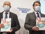 Mañueco e Igea con sendos volúmenes del proyecto de presupuestos de la Comunidad para 2022
JCYL
(Foto de ARCHIVO)
28/10/2021