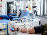 Un persona dona sangre en el laboratorio del Centro de Transfusión de Valdebernardo, en Madrid.