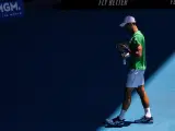 Novak Djokovic entrena en la sombra.