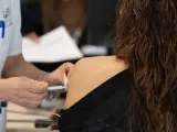 Una mujer recibe la tercera dosis de la vacuna contra la Covid-19 en el Hospital Enfermera Isabel Zendal, en Madrid.