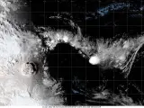 Imagen satelital de la erupción del volcán submarino de Tonga.