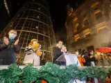 El alcalde de Vigo, Abel Caballero (c), aplaude durante el apagado del alumbrado navideño.