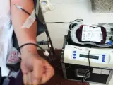 Una persona donando sangre en Madrid.