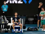 Novak Djokovic durante una sesi&oacute;n de entrenamiento en el Melbourne Park
