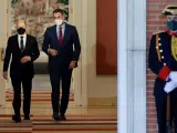 El presidente del Gobierno, Pedro Sánchez (d), recibe al canciller alemán, Olaf Scholz, en el Palacio de la Moncloa, este lunes.