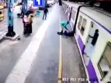 La rápida actuación de un vigilante de seguridad salva a un hombre de morir aplastado por un tren