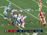Uno de los árbitros intenta abrirse hueco entre la línea de los Cowboys.