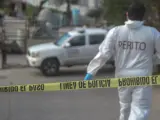 Forenses trabajan en Tijuana (México) junto a la casa del fotoperiodista Margarito Martínez, asesinado a balazos en las afueras de su domicilio.