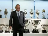 Paco Gento, en la sala de trofeos del Real Madrid.