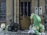 Un trabajador recoge los residuos con el sistema 'Puerta a Puerta' en Barcelona.