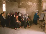 Un grupo de niñas reciben clase en un colegio destartalado y sin cristales para protegerse de las temperaturas gélidas del invierno afgano en febrero de 2002