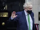 Boris Johnson saluda al salir de Downing Street.