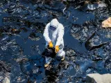 Labores de limpieza tras el derrame de petróleo desde la refinería de La Pampilla, en las costas de Lima (Perú).