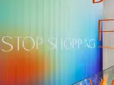 Cartel con la frase 'Stop Shopping' (deja de comprar).