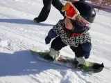 Apenas tiene un año y no sabe caminar, pero esta niña llamada Wang es capaz de mantenerse en pie sobre una tabla de snowboard. No es la única. Con dos años y solo un puñado de clases, Chuyi demuestra su destreza deslizándose en pendientes. "Me gusta esquiar. Puedo volar cuando estoy esquiando", asegura la joven prodigio.
