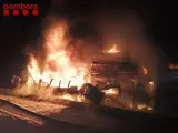 Un camión cargado de verduras se ha incendiado este viernes por la mañana tras volcar en la autopista AP-7, a la altura de Vila-seca (Tarragona).
