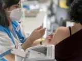 Una mujer recibe la tercera dosis de la vacuna contra el Covid-19, en el WiZink Center, a 20 de enero de 2022, en Madrid, (Espa&ntilde;a). Hoy arranca, en la red de hospitales p&uacute;blicos de la Comunidad de Madrid la inoculaci&oacute;n de la tercera dosis de la vacuna contra el coronavirus para personas de 30 a 39 a&ntilde;os. Tambi&eacute;n pueden recibirla personas con condici&oacute;n de alto riesgo, personas que viven en residencias, refuerzo de Janssen y personal sanitario y sociosanitarios. 20 ENERO 2022;CORONAVIRUS;PANDEMIA;SANITARIOS;ENFERMERO; Alberto Ortega / Europa Press 20/1/2022