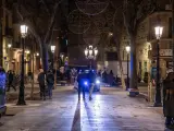 Agentes de la Guardia Urbana informan a los viandantes de la entrada en vigor del toque de queda en el passeig del Born, a 24 de diciembre de 2021, en Barcelona.