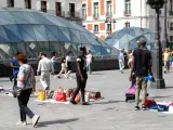 Puestos de Top Manta en la Plaza del Sol de Madrid.