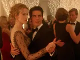 Un drama erótico protagonizado por la pareja del momento (Tom Cruise y Nicole Kidman), que suponía el regreso de Kubrick 12 años después de La chaqueta metálica. Al último filme del genio, que tardó 400 días en rodarse, solo le hacía falta la muerte de este poco antes del estreno para crear aún más expectación. El resultado fue un baile alegórico de máscaras y capas, desconcertante, turbador, donde fantasía y realidad, celos e infidelidad, se daban la mano camino “al final del arco iris”. Escena clave: Una sala repleta de gente enmascarada. Una figura con una túnica roja invita a Bill (Cruise) a entrar mientras los presentes lo acorralan. “Fidelio”. Una contraseña olvidada y una careta que cae como castigo. Notas musicales y otra orden: “Quítate la ropa, ¿o quieres que lo hagamos por ti?”. J. Z.