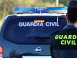 Un coche y un agente de la Guardia Civil. POLITICA CASTILLA Y LEÓN ESPAÑA EUROPA VALLADOLID SOCIEDAD GUARDIA CIVIL