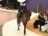 Carlota Casiraghi a caballo al inicio del desfile de Chanel.