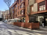 Una terraza en banda de aparcamiento, en Madrid.