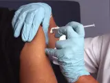 Un enfermero administra una vacuna.