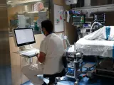 Un trabajador en la UCI Covid del Hospital Vall d'Hebron de Barcelona.