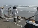 Labores de limpieza en las playas de Ventanilla (Perú), tras el derrame de petróleo la refinería La Pampilla, operada por Repsol.