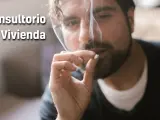 Un hombre fumando marihuana.
