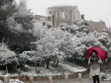 El Partenón de la Acrópolis de Atenas bajo una intensa nevada producida por la borrasca Elpis.