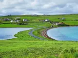 En el extremo más septentrional de Escocia se encuentra este archipiélago de acantilados y riscos lleno de aves marinas, focas y sitios arqueológicos. Son aproximadamente 70 islas de las que 20 están desocupadas. También es muy recomendable la observación del cielo nocturno.