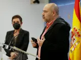 El diputado de ERC Jordi Salvador interviene ante la mirada de la portavoz de Bildu, Mertxe Aizpurua.