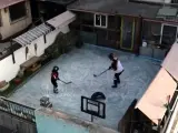 Zhang Baoqi, de 66 años, creó una pista de hielo para jugar al hockey con su nieto.