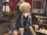 Se llama Beryl y acaba de cumplir cien años, pero eso no le impide acudir puntualmente a la cafetería de un hospital de Reino Unido en el que trabaja como voluntaria. Lleva haciéndolo durante los últimos 18 años y se ha ganado el cariño de todos. No ha faltado un solo día a su puesto porque afirma que es su salvavidas.