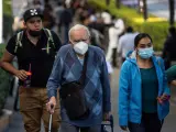 Varias personas con mascarillas por la pandemia de covid-19, en el centro histórico de Ciudad de México.
