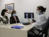 Una paciente con Fibrosis quística y su madre en una consulta.