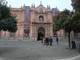 Un grupo de visitantes espera para acceder al Museo de Bellas Artes de Sevilla.