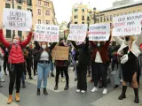 Varias mujeres sostienen diferentes pancartas en una manifestación contra la sumisión química, a 20 de noviembre de 2021, en Madrid (España).