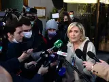 Marine Le Pen atiende a los medios este sábado en Madrid.