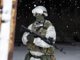 Un militar ucraniano en un puesto cerca de la aldea de Avdiivka, pr&oacute;ximo a Donetsk.