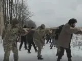 Soldados veteranos instruyen a los vecinos de Kiev para combatir contra Rusia.