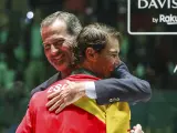 El rey Felipe Vi abraza al tenista español, Rafa Nadal.