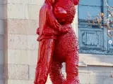 'Humanidad', la estatua de James Colomina de un oso de peluche y un joven abrazados, de color rojo intenso, en Barcelona.