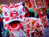 Dragon bailando en el Año Nuevo Chino