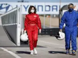Isabel Díaz Ayuso no ha dudado en vestir un mono y posar con el el presidente del RACE, Carmelo Sanz de Barros.